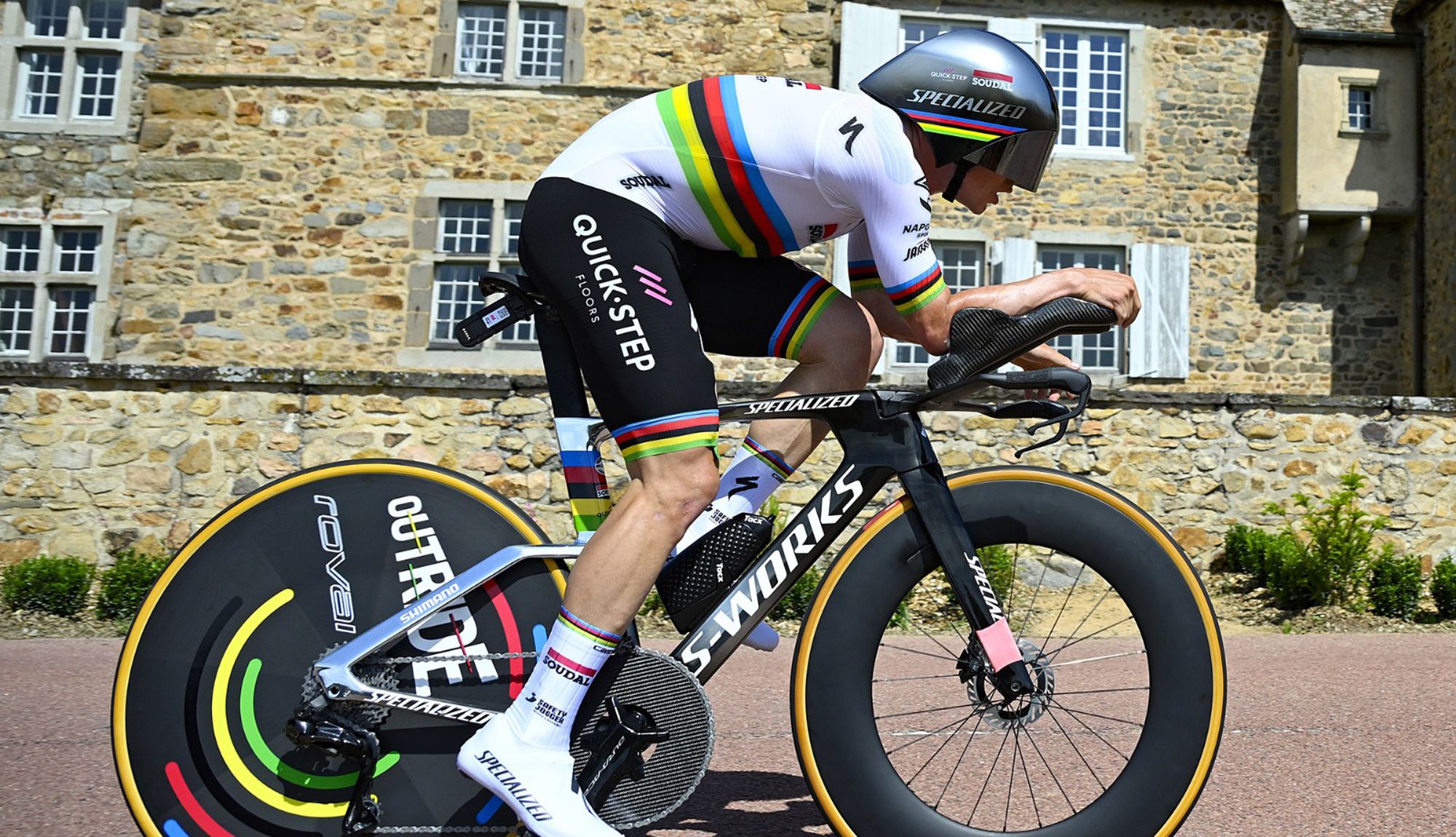 Evenepoel brilla en la crono y se viste de amarillo