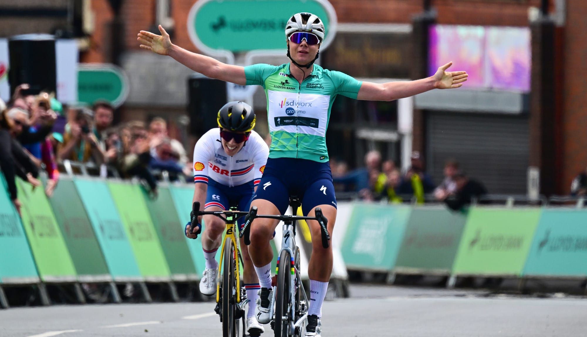 Lotte Kopecky supera a Anna Henderson y es más líder en Gran Bretaña