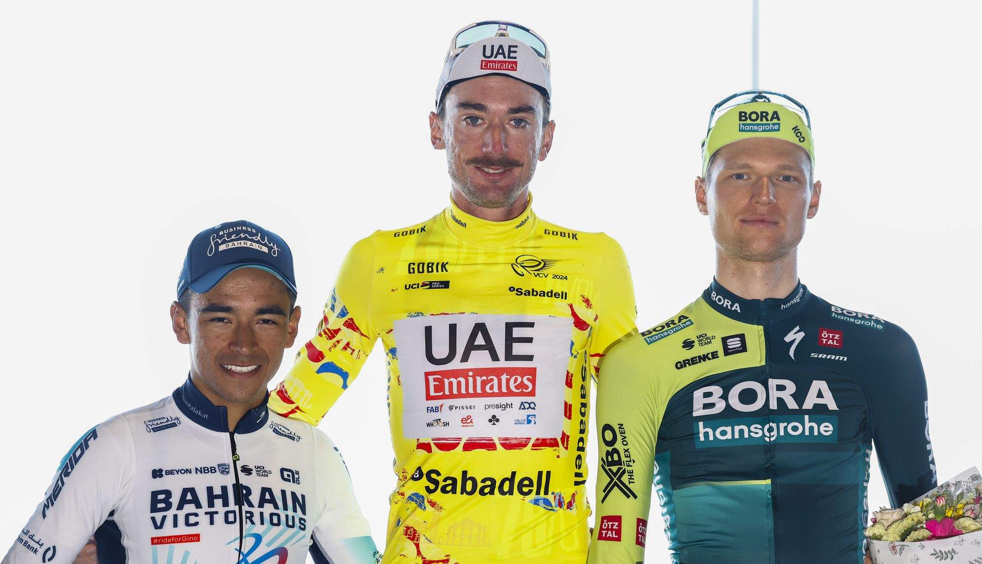 Podio de la Volta a la Comunitat Valenciana 2023, con McNulty (ganador), Buitrago y Vlasov.