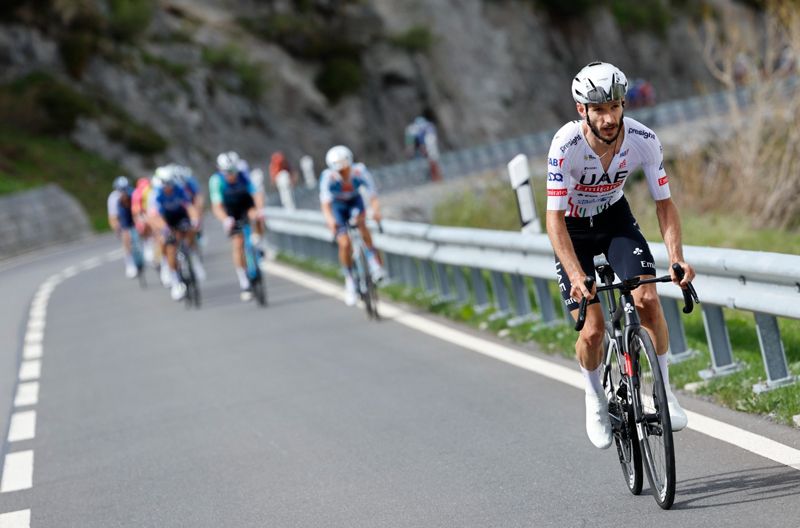 Momneto en el que Adam Yates ataca y se marcha del grupo de favoritos Momneto en el que Adam Yates ataca y se marcha del grupo de favoritos
