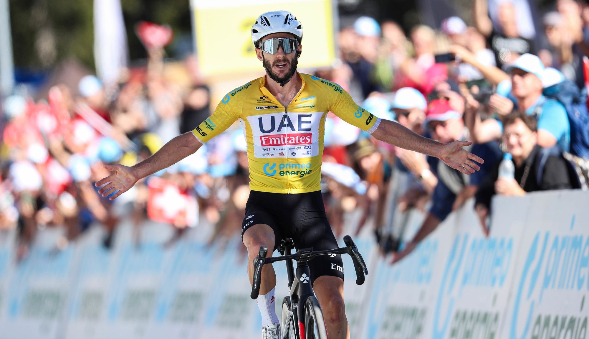Adam Yates, más líder, remata la exhibición del UAE en Suiza