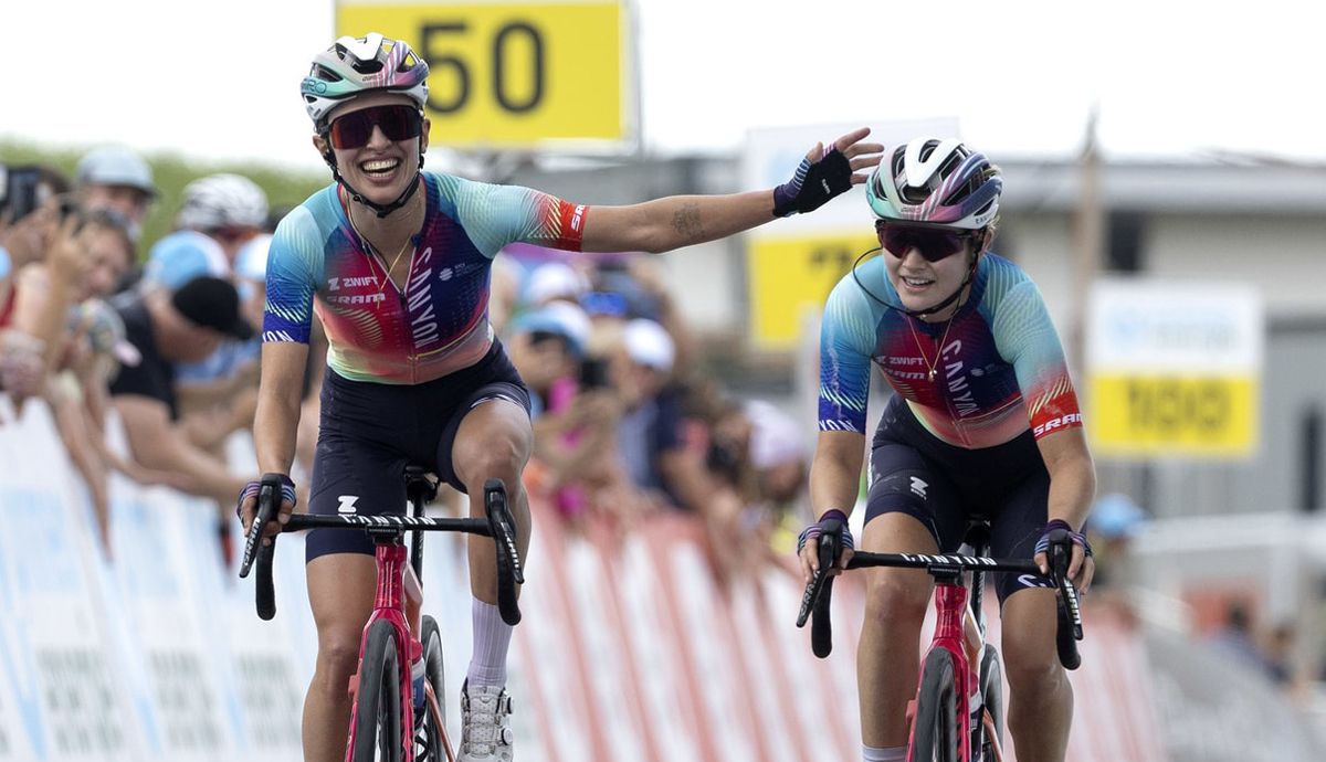 Katarzyna Niewiadoma y Neve Bradbury, llegando a la meta de Champagne
