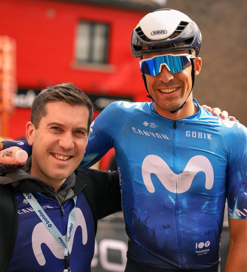 Sergio Samitier con Ibai Uriarte, auxiliar del Movistar Team Sergio Samitier con Ibai Uriarte, auxiliar del Movistar Team