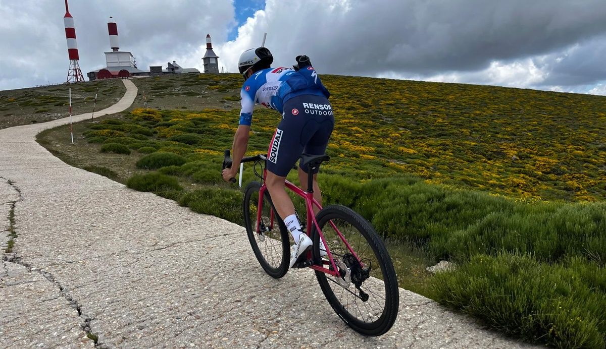 Mikel Landa llegando a la cima de la Bola del Mundo con su nueva bicicleta de gravel