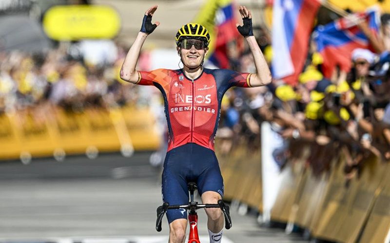 Carlos Rodríguez celebrando su victoria en Morzine en el Tour 2023 Carlos Rodríguez celebrando su victoria en Morzine en el Tour 2023