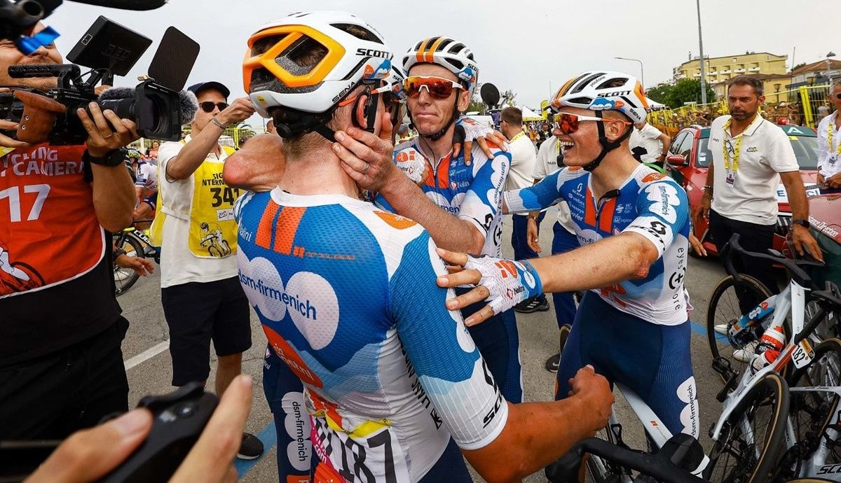 Alegría total de los chicos del dsm firmenich PostNL en la meta de la primera etapa del Tour