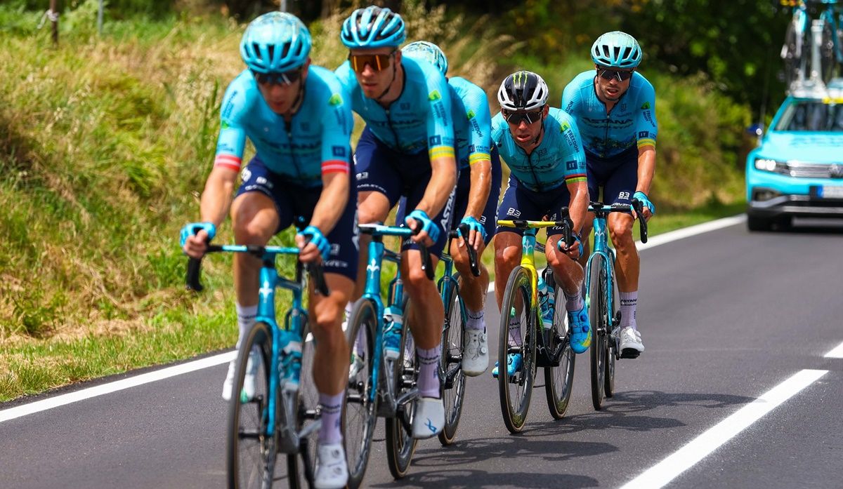 El Astana Qazaqstan Team arropó a Mark Cavendish en la primera etapa del Tour de Francia