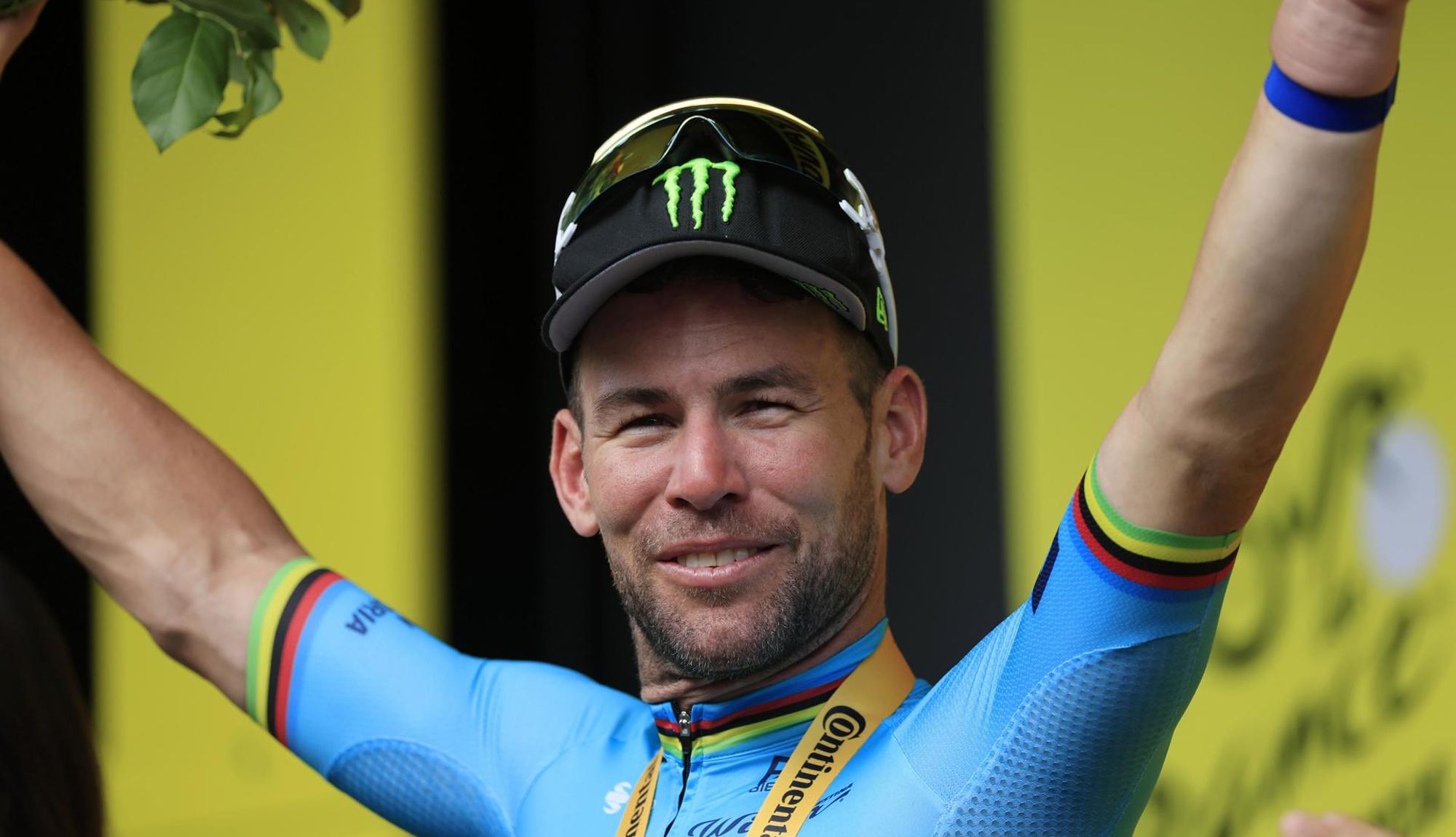 El británico Mark Cavendish celebra su histórica victoria en el Tour de Francia.