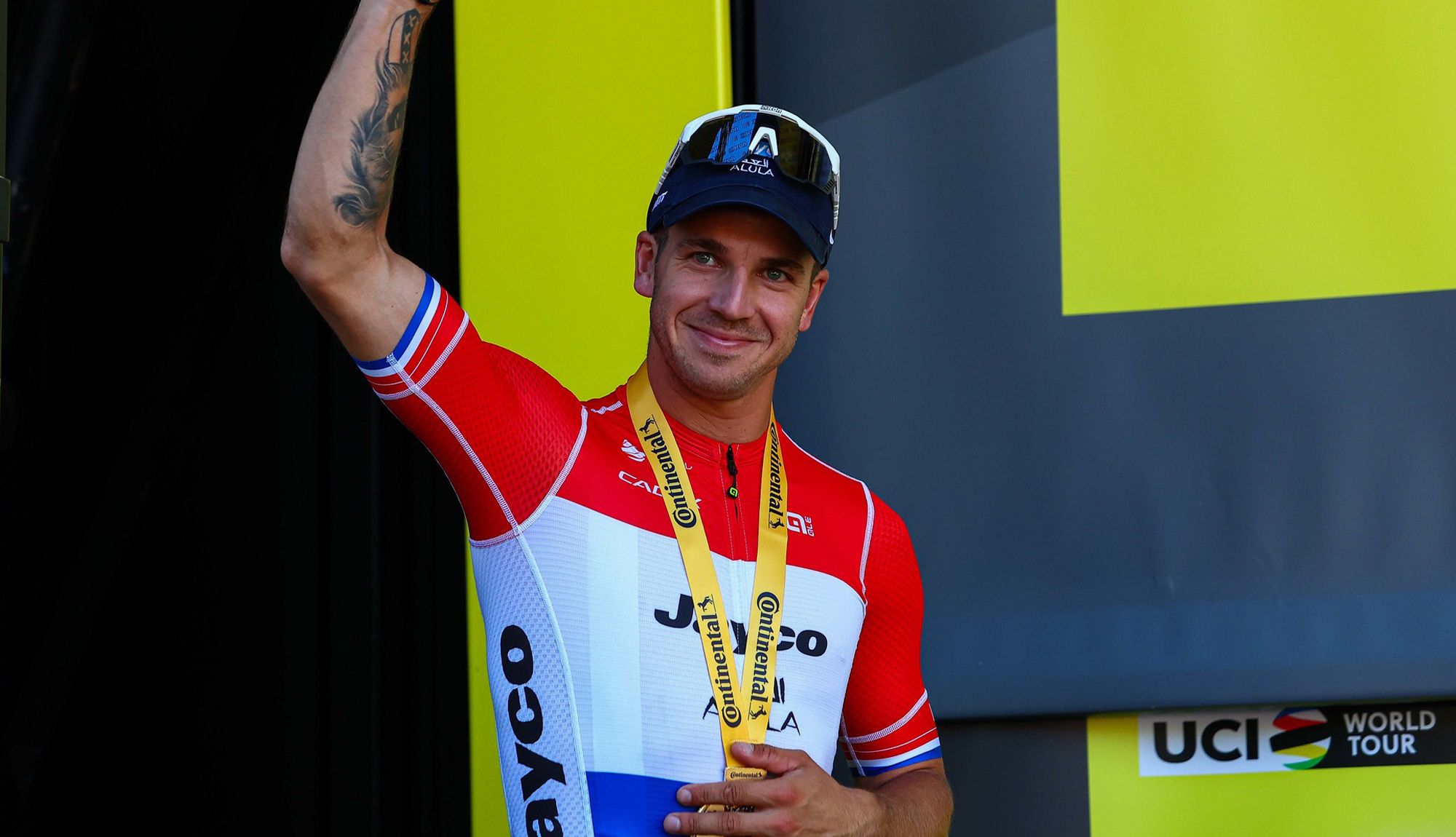 Dylan Groenewegen en el podio, celebrando su victoria en la 6ª etapa