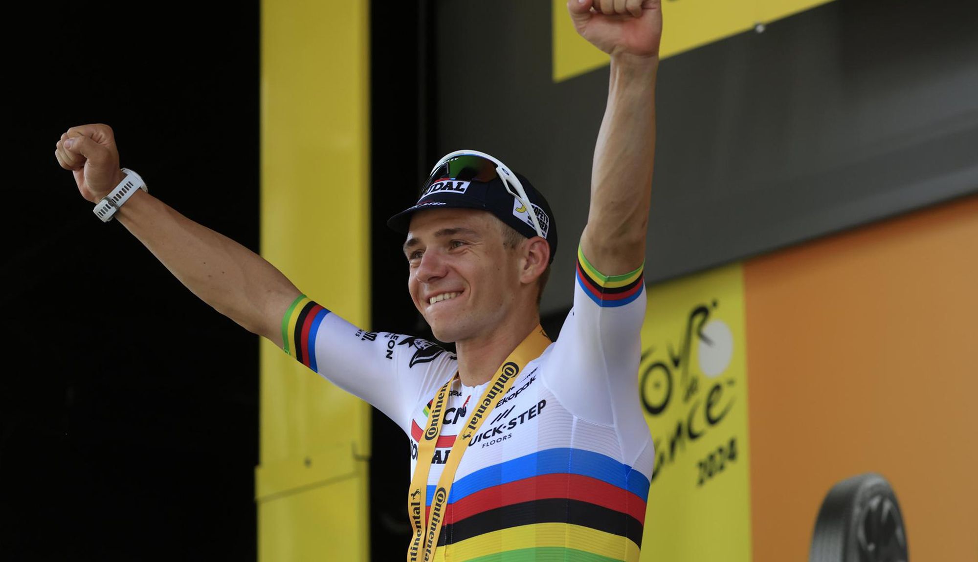 Remco Evenepoel en el podio tras su victoria en la contarreloj