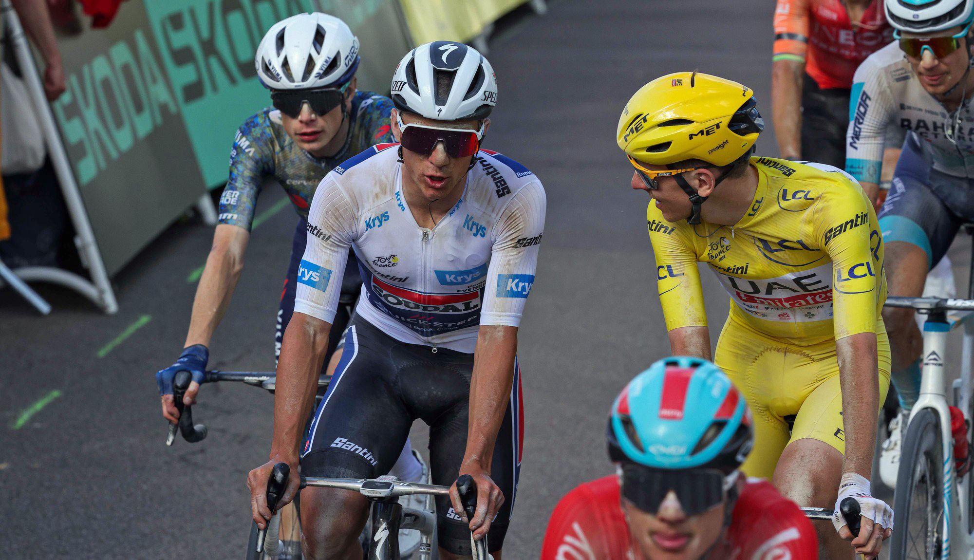 Vingegaard, Evenepoel y Pogacar al finalizar la etapa del "sterrato"