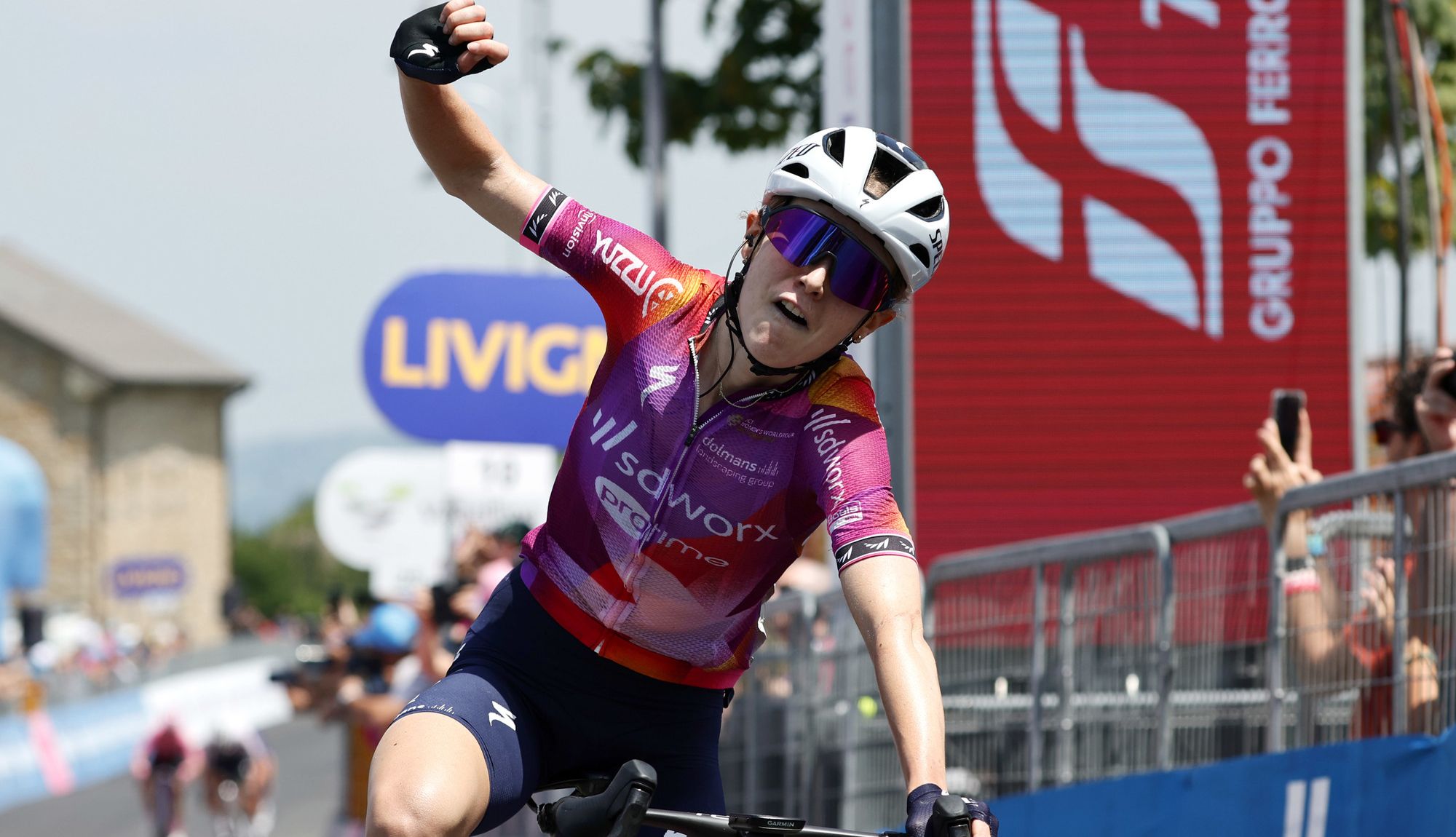 Fisher Black gana en Toano en el primer final en alto del Giro Fisher Black gana en Toano en el primer final en alto del Giro