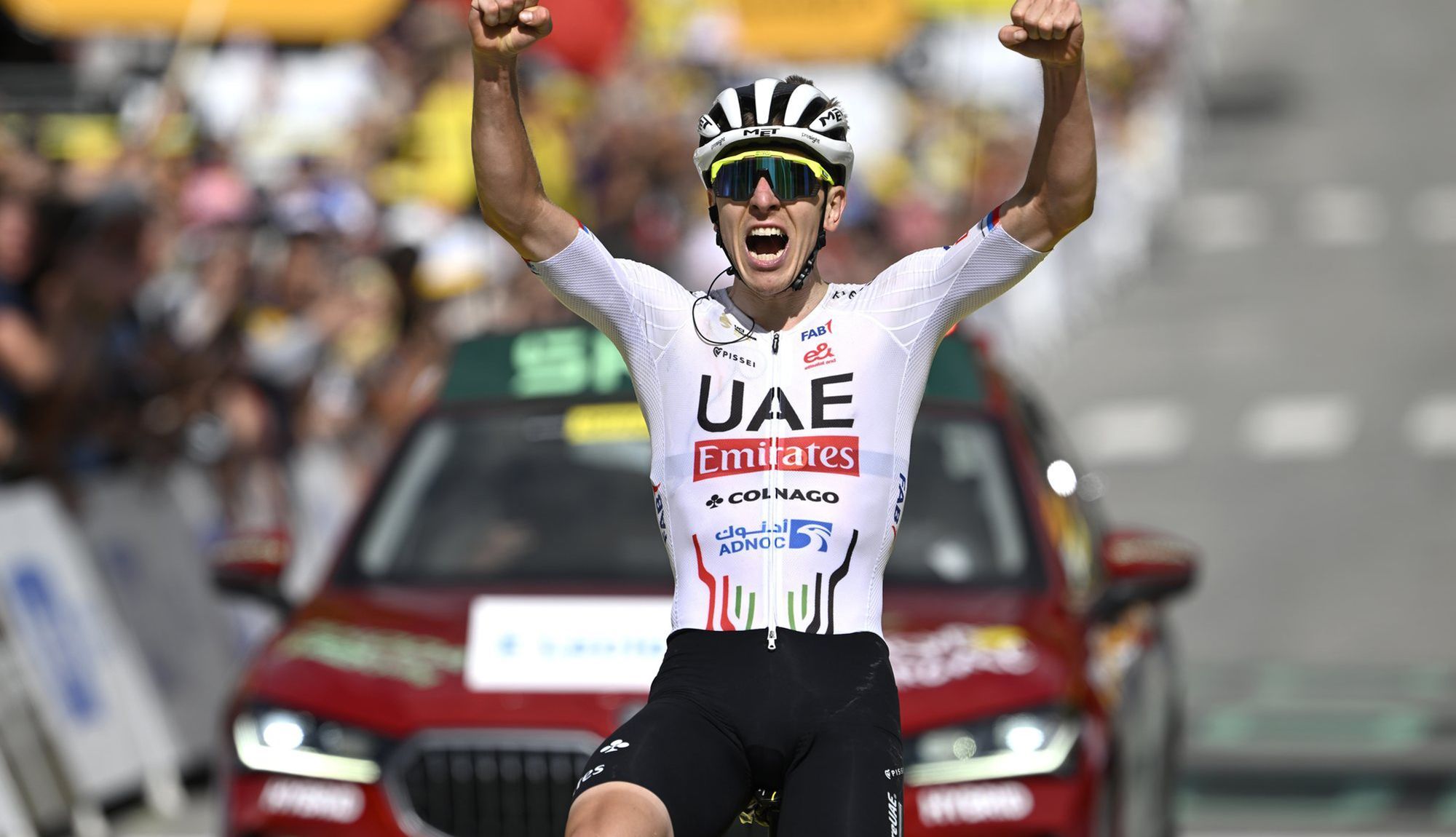Pogacar celebrando su victoria en la etapa del Galibier en el Tour 2024
