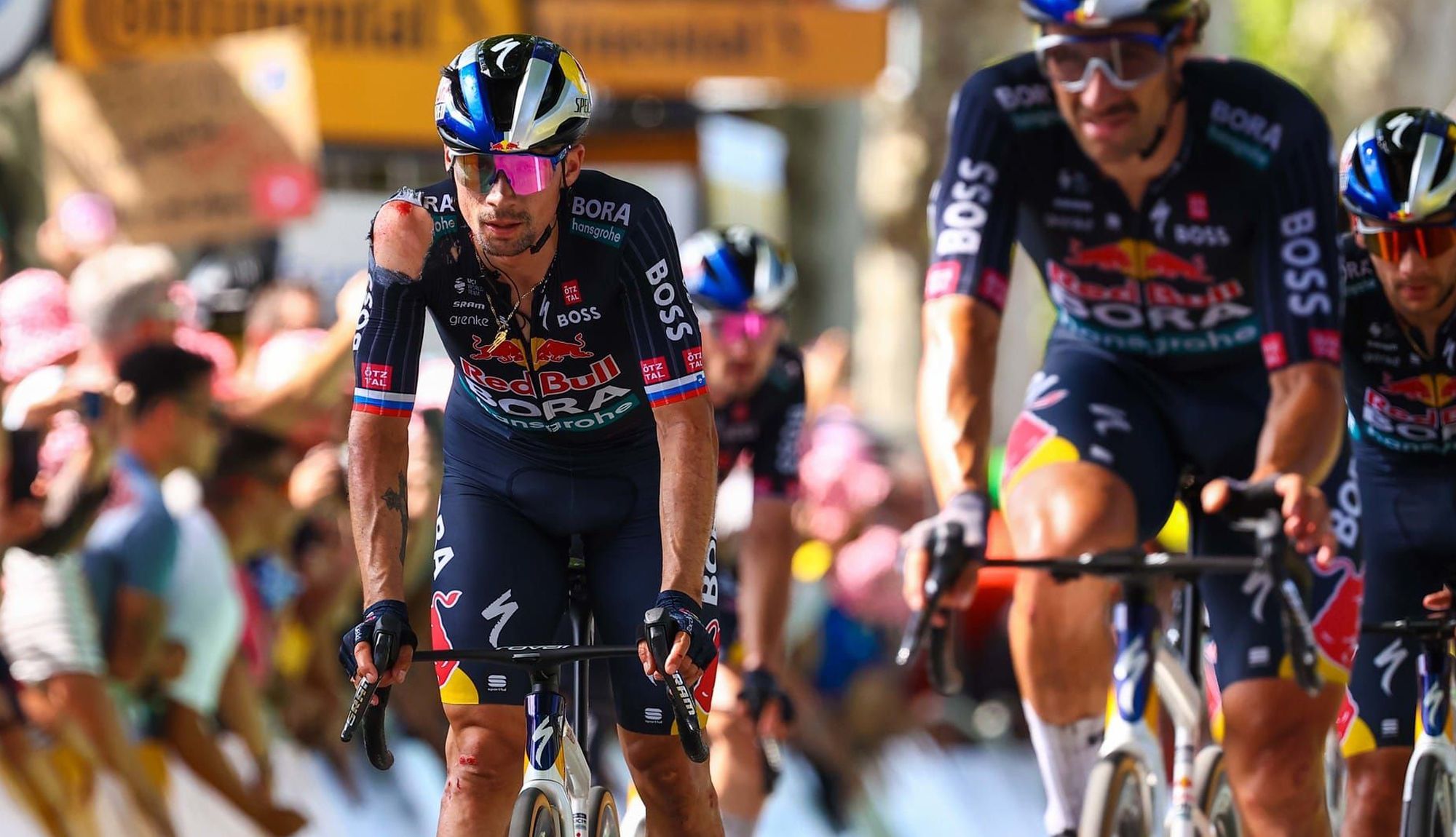 Primoz Roglic llegando a meta magullado tras la caída sufrida en la etapa de ayer