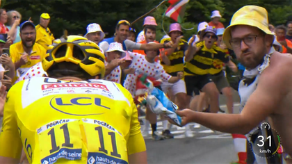 Momento en el que el espectador lanza la bolsa de patatas a la cara del líder del Tour