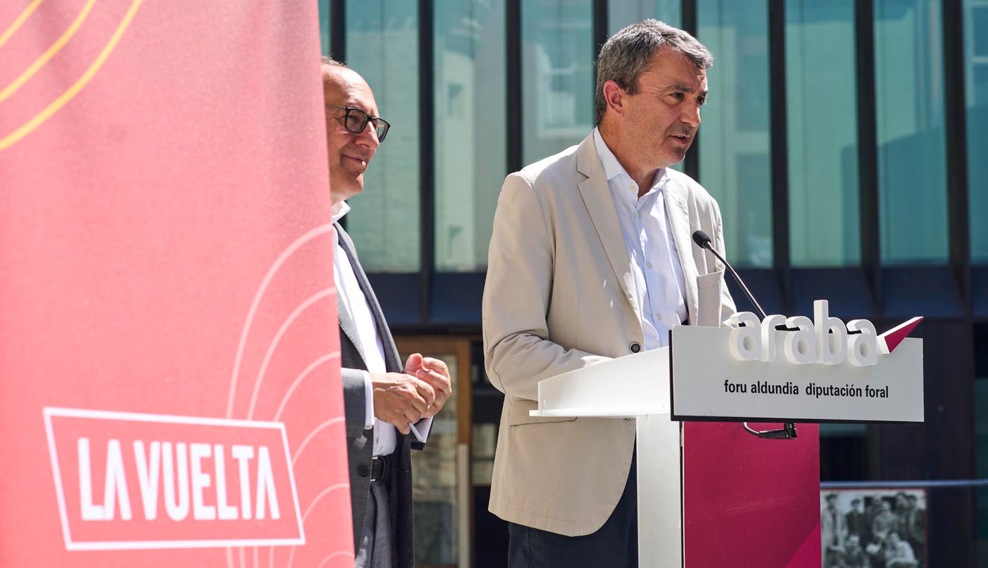 Javier Guillen ha presentado junto al Diputado General de Álava, Ramiro González, la etapa de La Vuelta que pasará por la provincia alavesa.