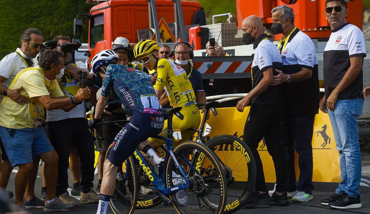 Tadej Pogacar (UAE Team Emirates) y Jonas Vingegaard (Visma Lease a Bike) charlan tras el final de la penúltima etapa