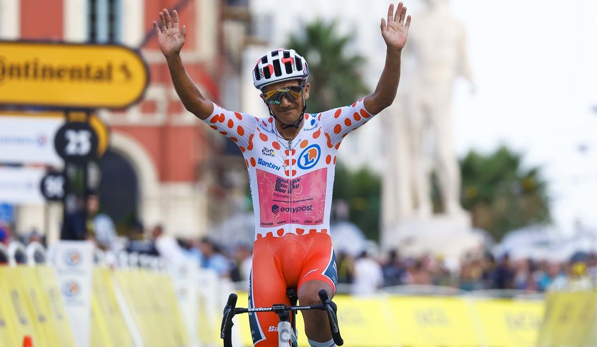 Richard Carapaz (EF Education EasyPost) entró en meta saludando al público y celebrando su reinado de la montaña Richard Carapaz (EF Education EasyPost) entró en meta saludando al público y celebrando su reinado de la montaña