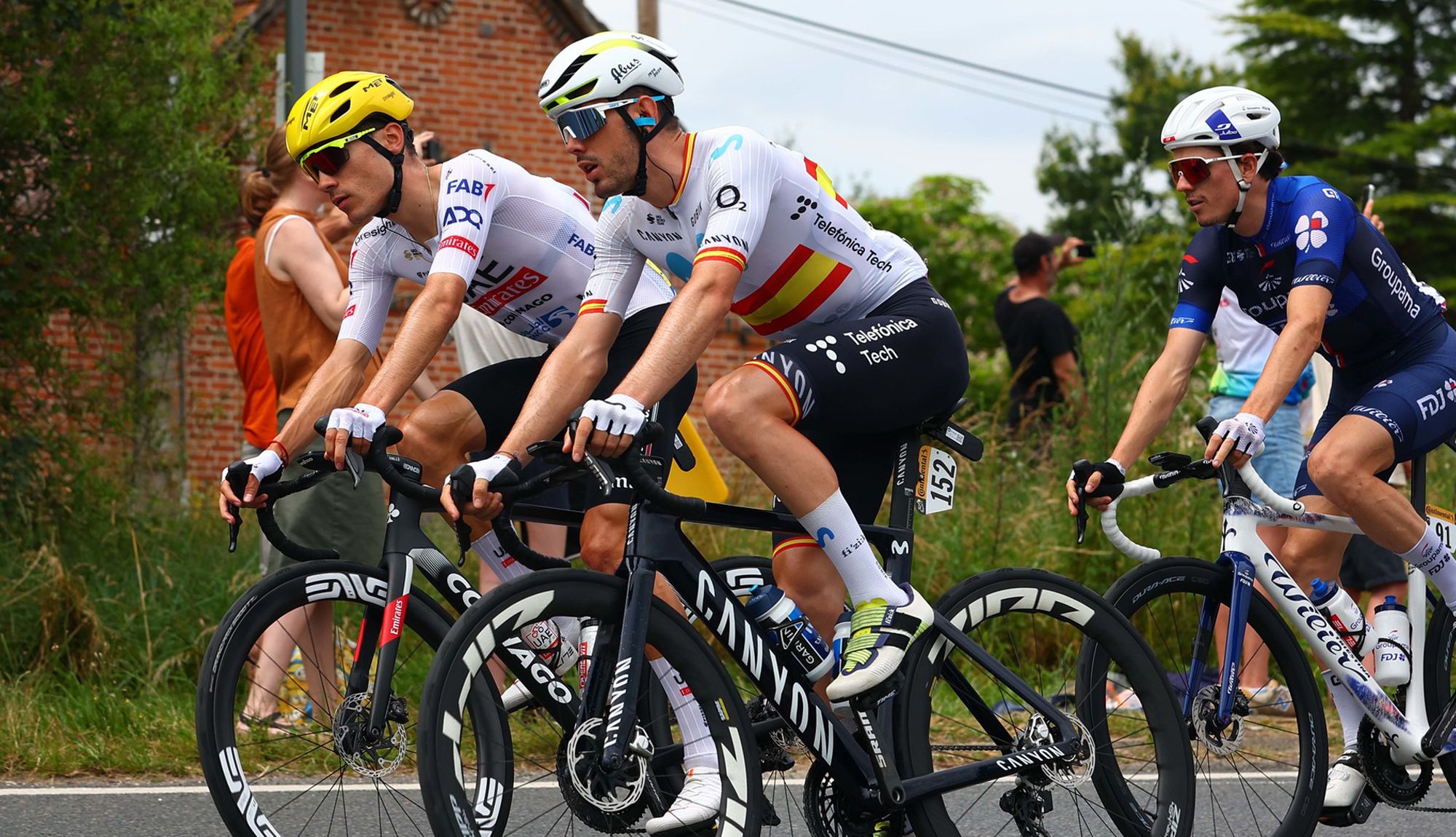 Alex Aranburu y Juan Ayuso en una etapa del Tour 2024