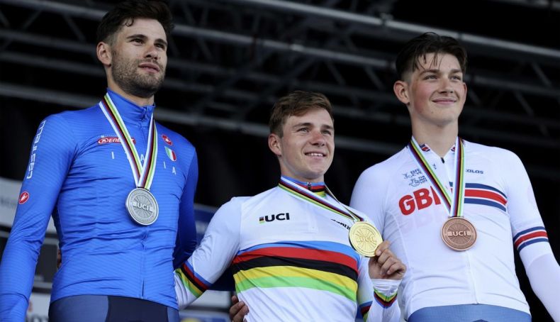remco evenepoel campeon mundial contrarreloj escoltado en el podio por filippo ganna y joshua tarling remco evenepoel campeon mundial contrarreloj escoltado en el podio por filippo ganna y joshua tarling