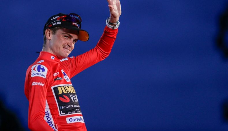 sepp kuss en el podio como ganador de la pasada vuelta a espana sepp kuss en el podio como ganador de la pasada vuelta a espana