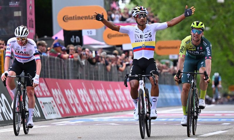 Jhonatan Narvaez celebrando su victoria en la etapa inaugural del pasado Giro de Italia