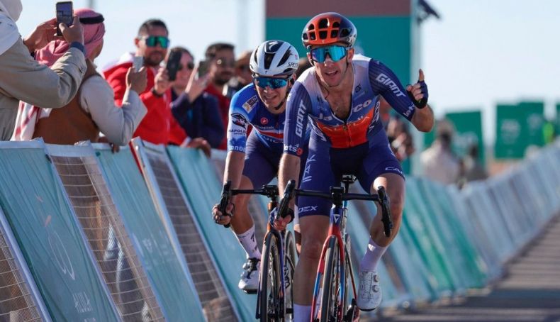 Simon Yates celebrando su victoria en la última etapa del AlUla Tour