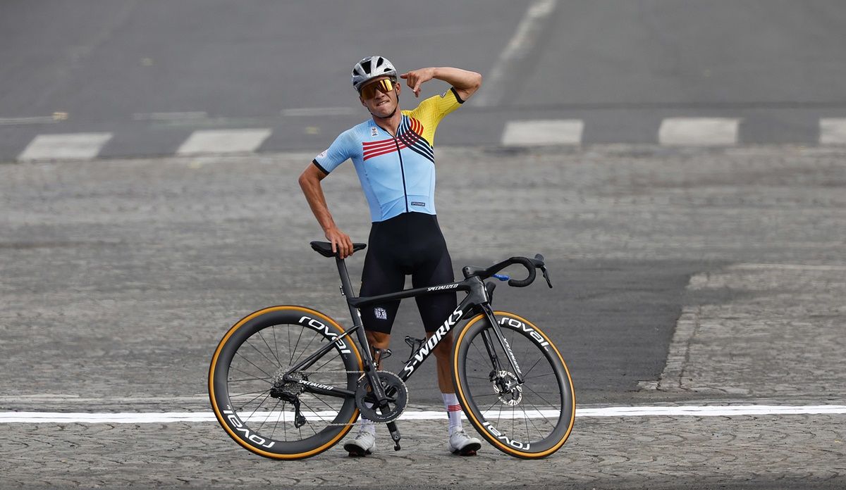 Celebración para la historia la de Remco Evenepoel (Bélgica) en París