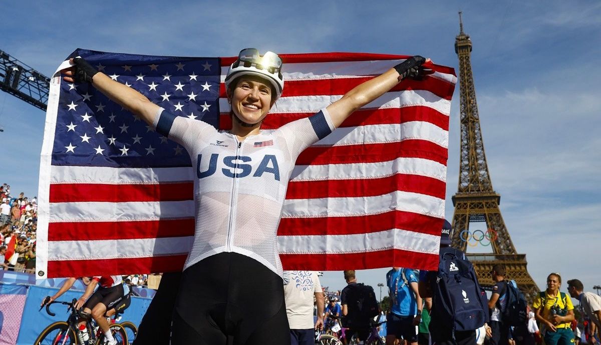Kristen Faulkner (Estados Unidos) celebró el oro con la bandera de Estados Unidos