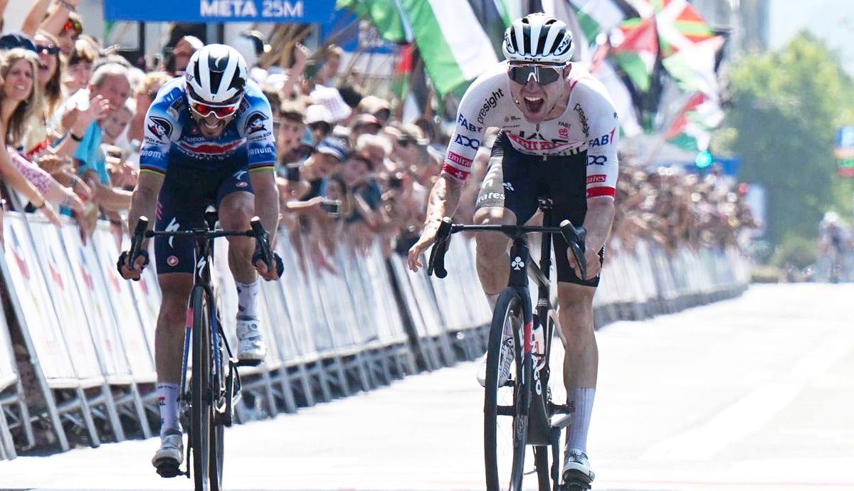 Julian Alaphilippe (Soudal Quick Step) peleó hasta final la victoria con Marc Hirschi (UAE Team Emirates) Julian Alaphilippe (Soudal Quick Step) peleó hasta final la victoria con Marc Hirschi (UAE Team Emirates)