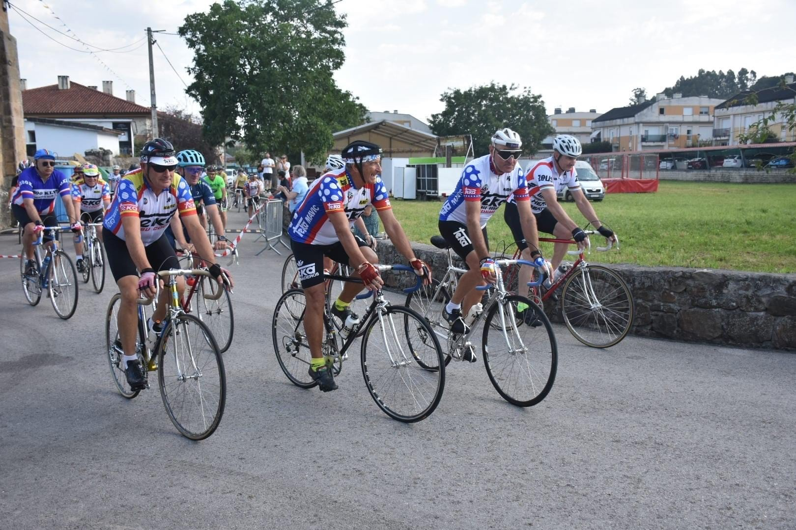 Se pedalea por D. Fernando Expósito y por Teka.