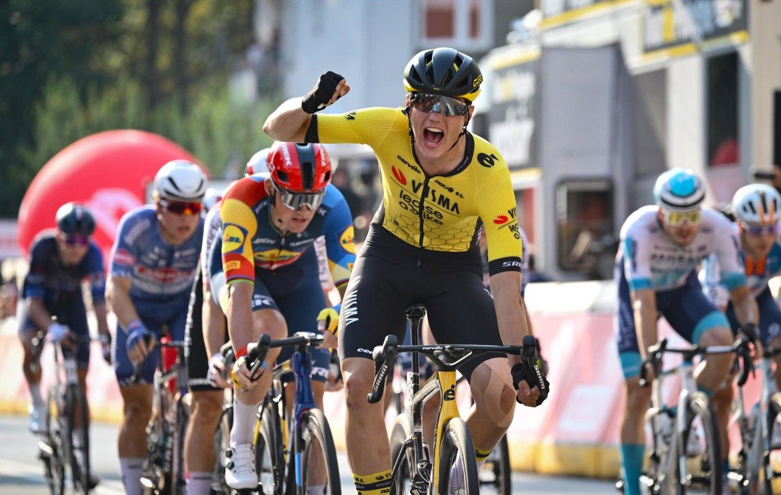 Olav Kooij se lleva la cuarta etapa; Jonas Vingegaard sigue líder.