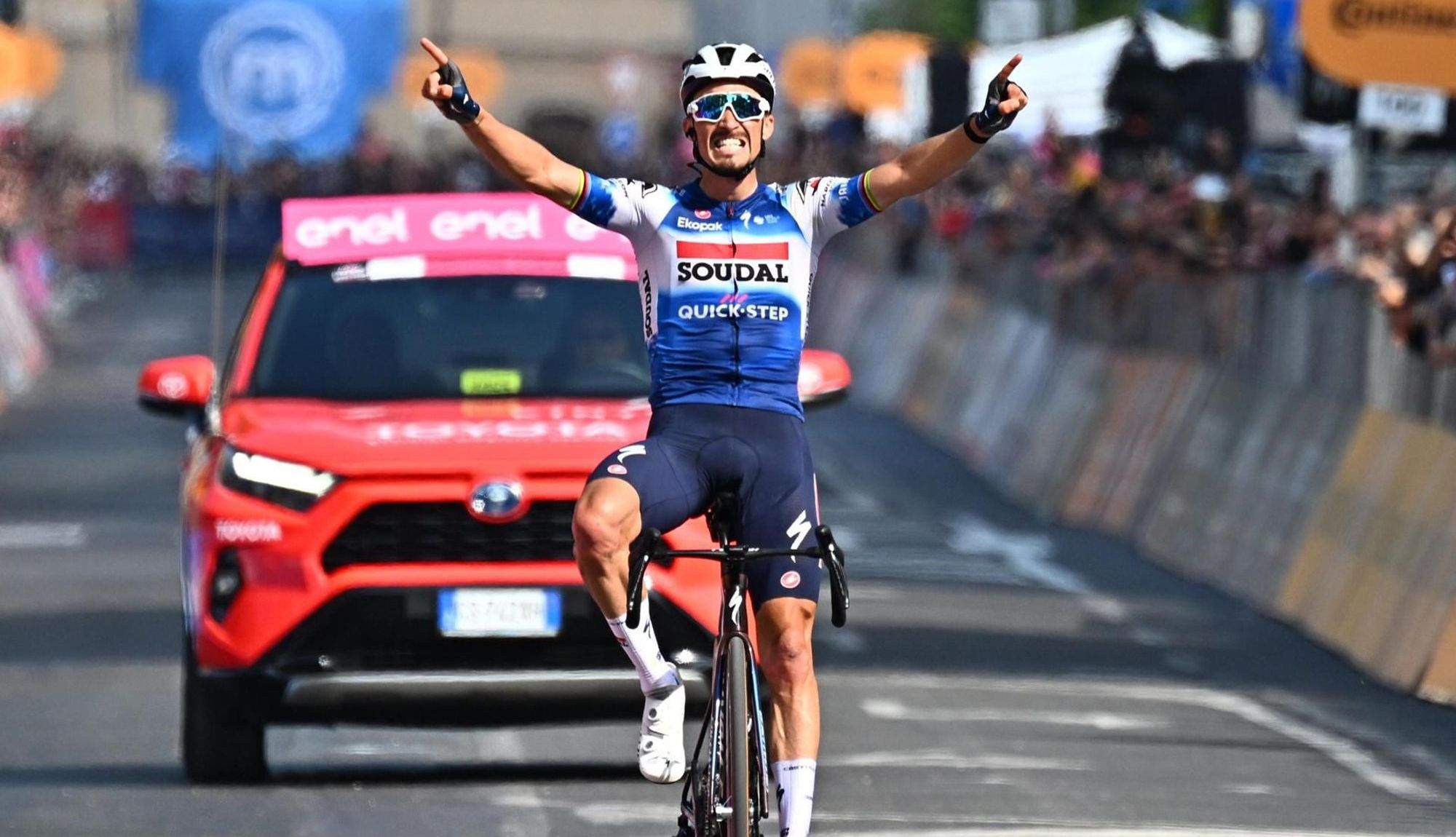 Alaphilippe celebrando su victoria en el pasado Giro de Italia