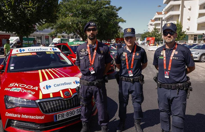 Miembros de la policía portuguesa durante la presentación del dispositivo que dará protección dinámica a los ciclistas y equipos Miembros de la policía portuguesa durante la presentación del dispositivo que dará protección dinámica a los ciclistas y equipos