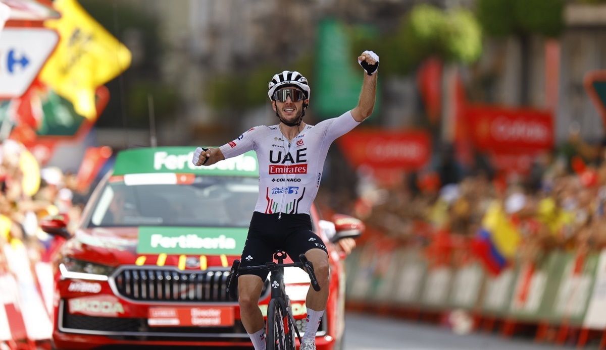 Adam Yates (UAE Team Emirates) logró la victoria en Granada