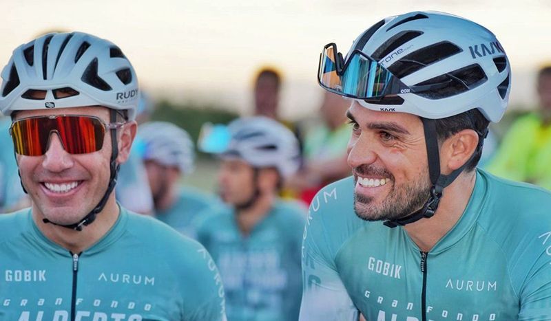purito rodriguez y alberto contador en la salida de la pasada edicion de la totalenergies gran fondo alberto contador purito rodriguez y alberto contador en la salida de la pasada edicion de la totalenergies gran fondo alberto contador