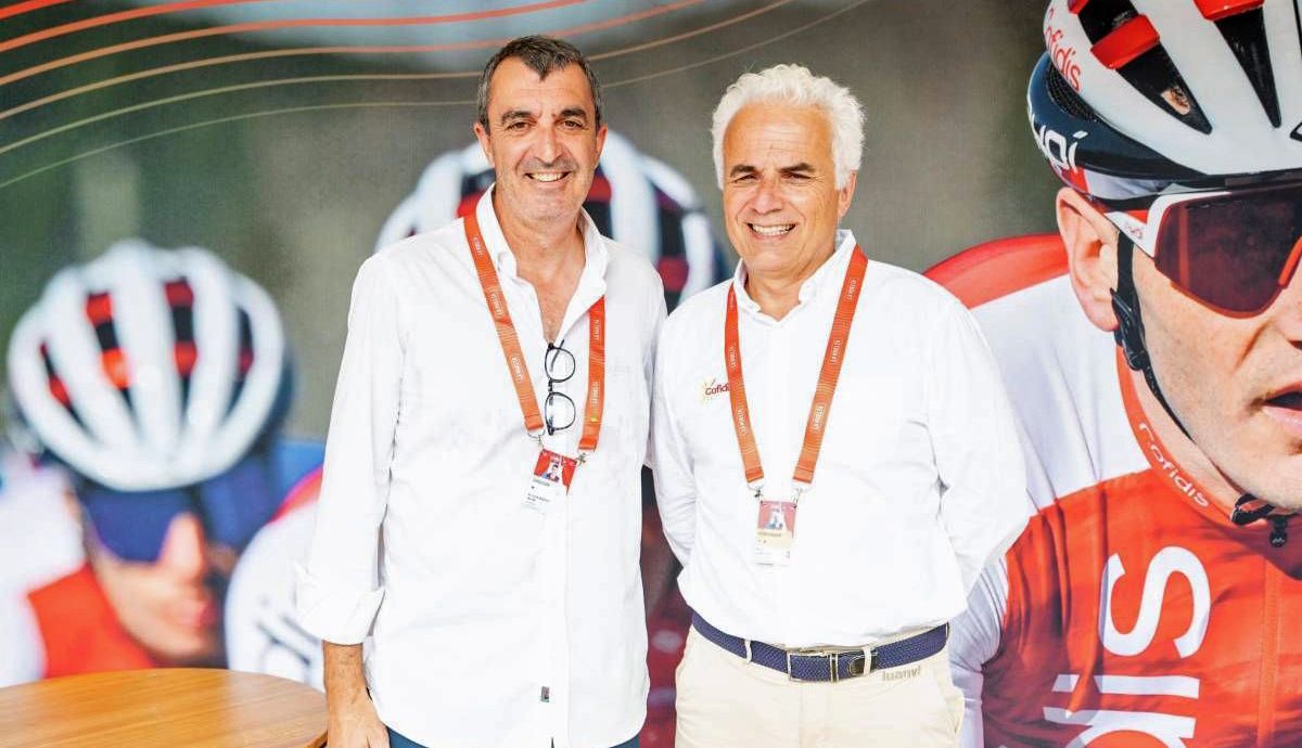 Javier Guillén, director general de La Vuelta, y Luc Bertrand Salus, director general de Cofidis España