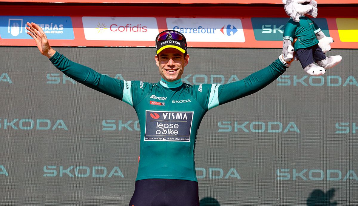 Wout van Aert, en el podio tras ganar la 19ª etapa Wout van Aert, en el podio tras ganar la 19ª etapa