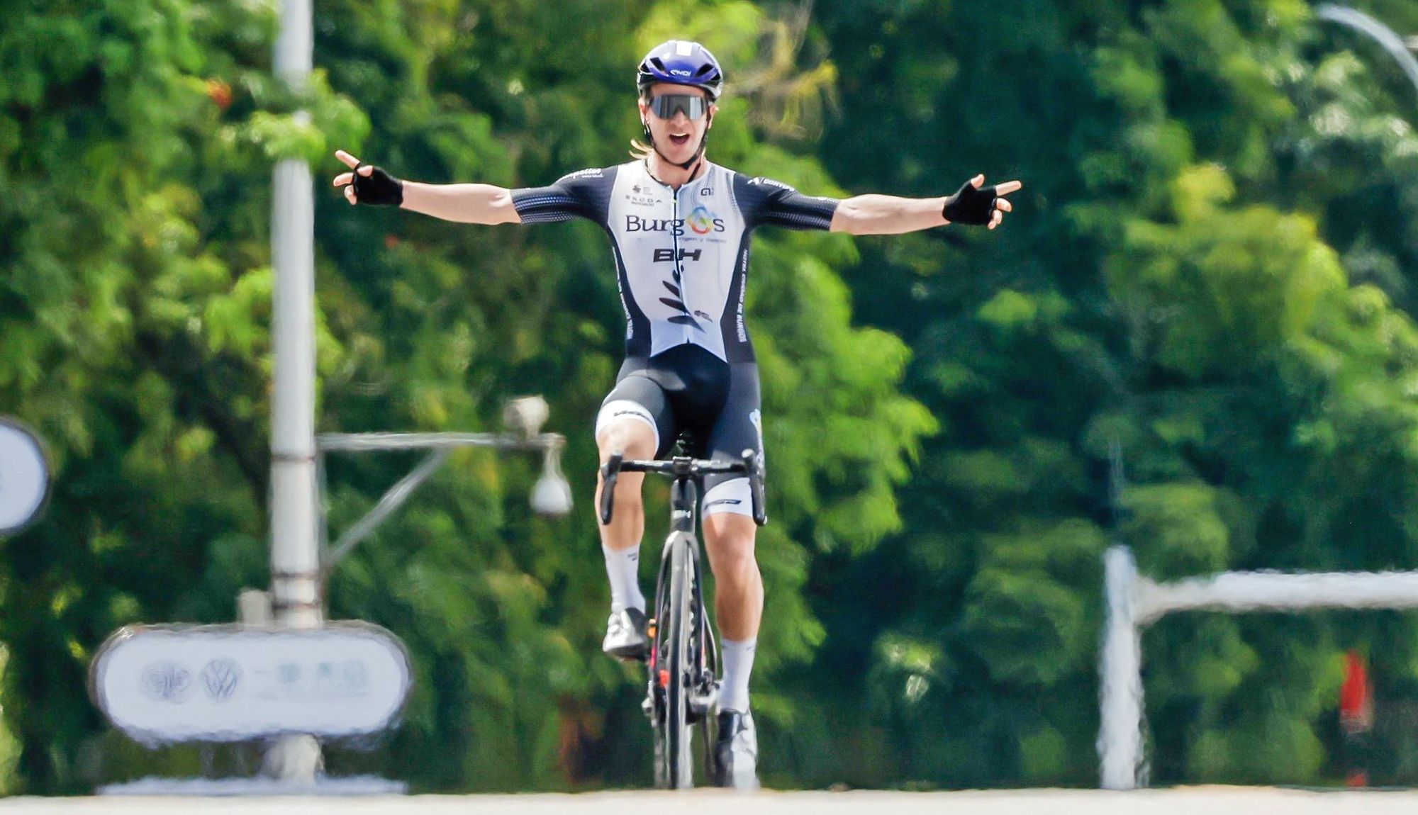 Aaron Gate celebrando su victoria en la 3ª etapa