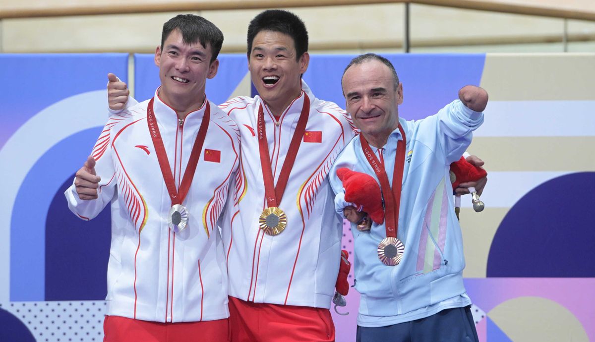 Ricard Ten en el podio tras ganar la medalla de bronce en Persecución Individual