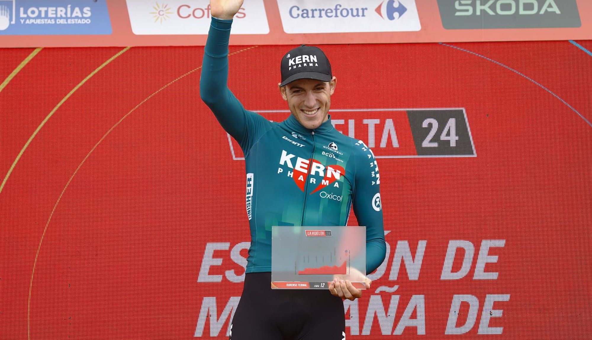 Pablo Castrillo en el podio tras ganar la 12ª etapa