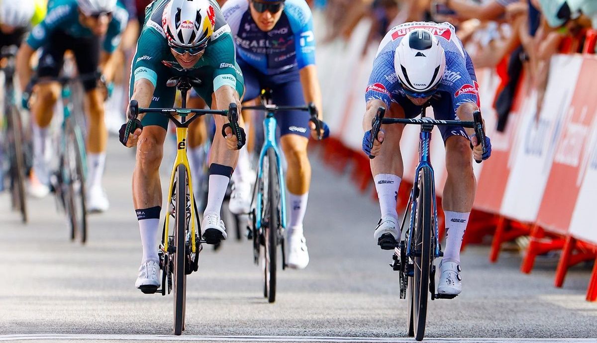 Igualadísimo final entre Van Aert (Visma Lease a Bike) y Groves (Alpecin Deceuninck)