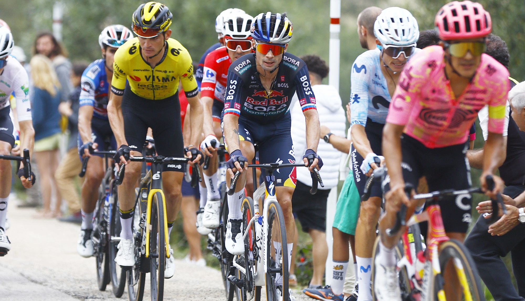 Carapaz, Enric Mas, Roglic, O´Connor, Kuss y Landa en una imagen de la 15ª etapa