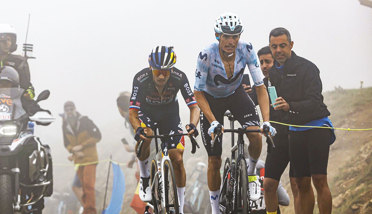 Enric Mas, seguido de Primoz Roglic, en la subida al Cuitu Negro