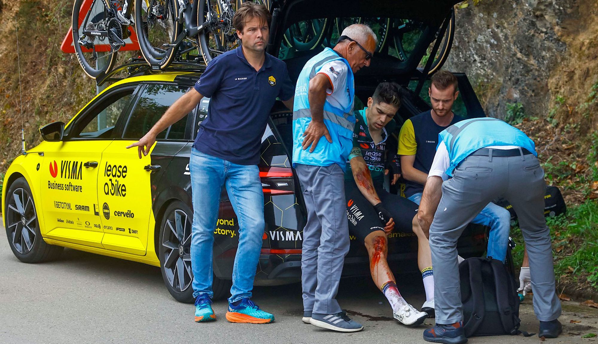 Van Aert abandona La Vuelta tras sufrir una caída en el descenso de Collada Llomena