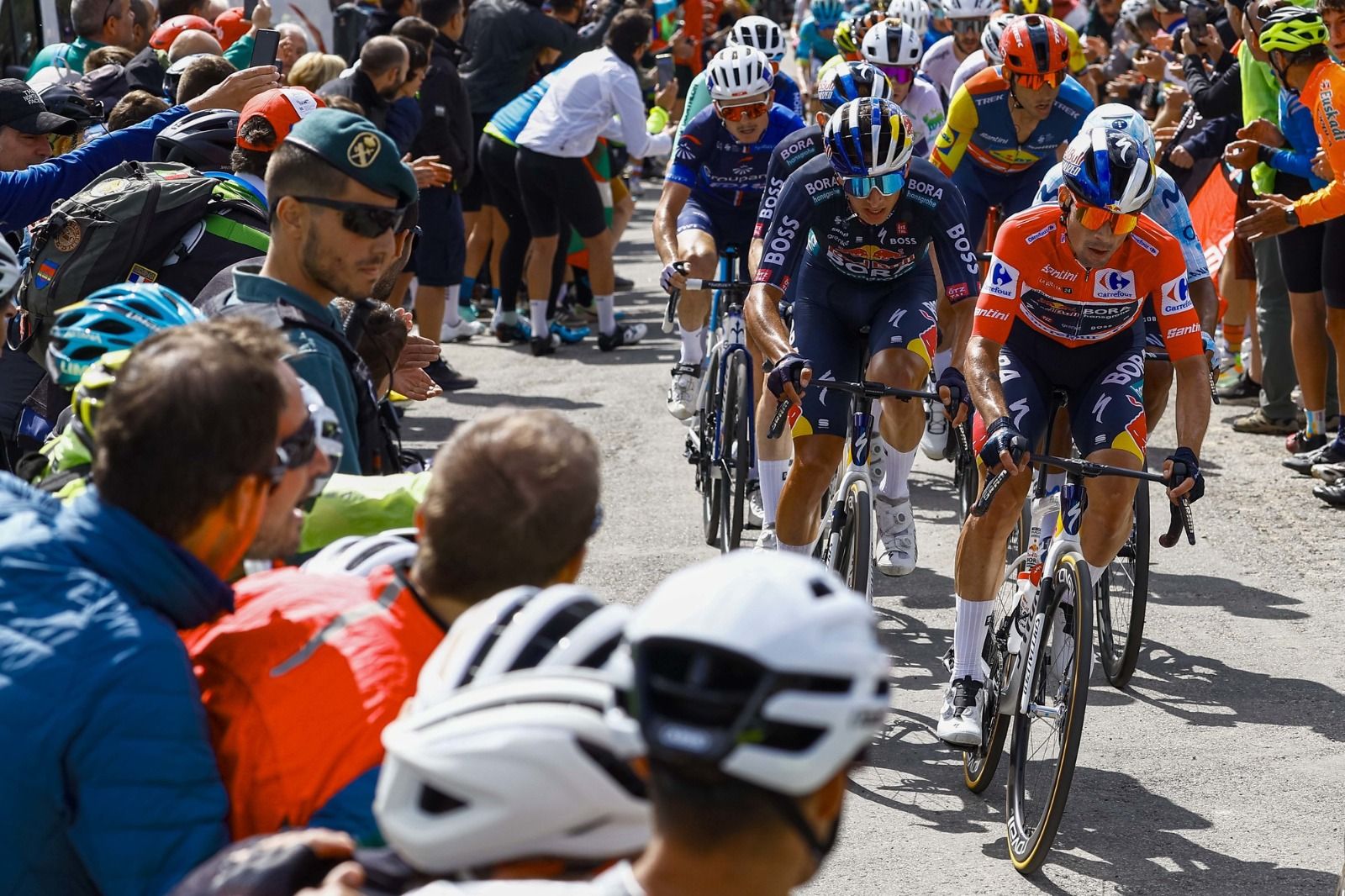 Roglic ha salvado a etapa del Picòn Blanco, marcada por los problemas de salud de sus compañeros del Red Bull-Bora