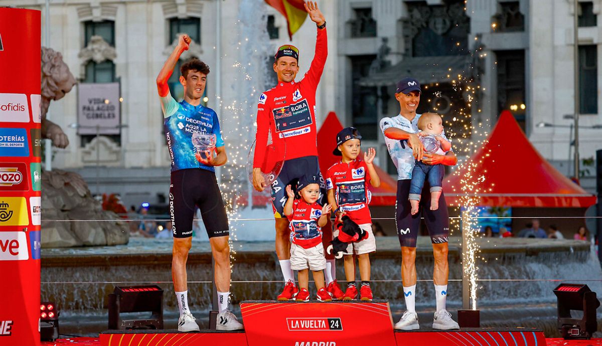 Podio de La Vuelta 2024, con Roglic, O´Connor y Enric Mas