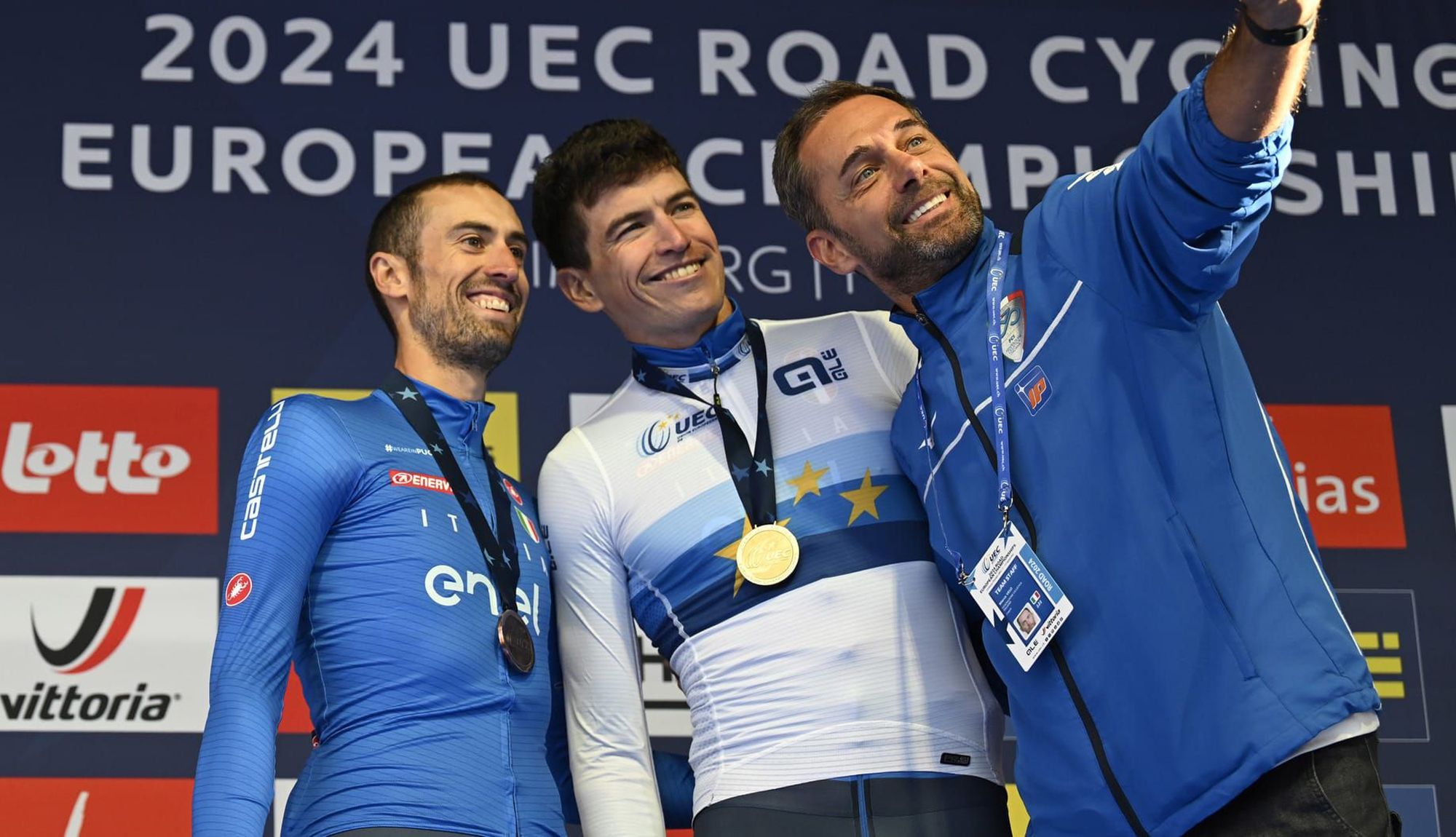 El italiano Edoardo Affini, nuevo campeón de Europa contrarreloj. A su derecha, Mattia Cattaneo, medalla de bronce.