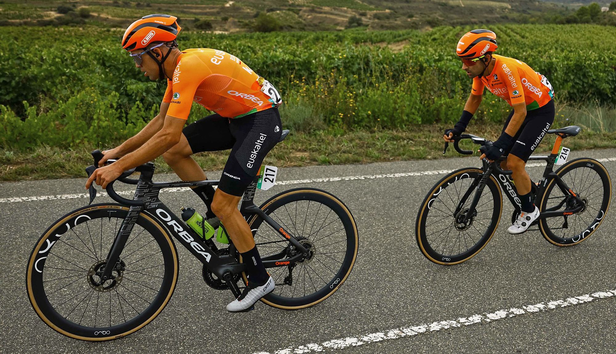 Gotzon Martín y Mikel Bizkarra, del Euskaltel Euskadi, en una imagen de la pasada Vuelta a España