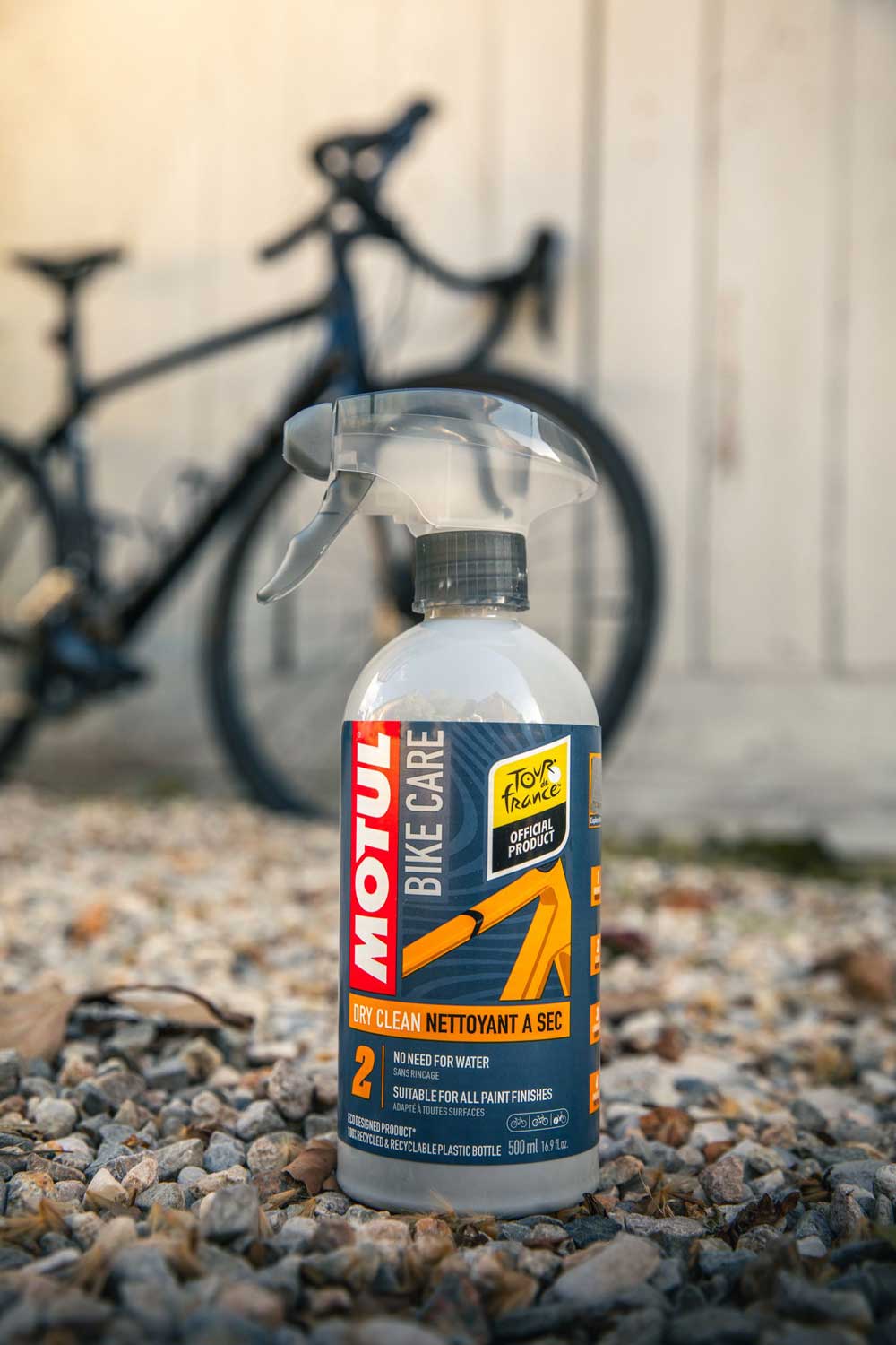 Con el limpiador seco de Motul Bike Care no tienes que aclarar